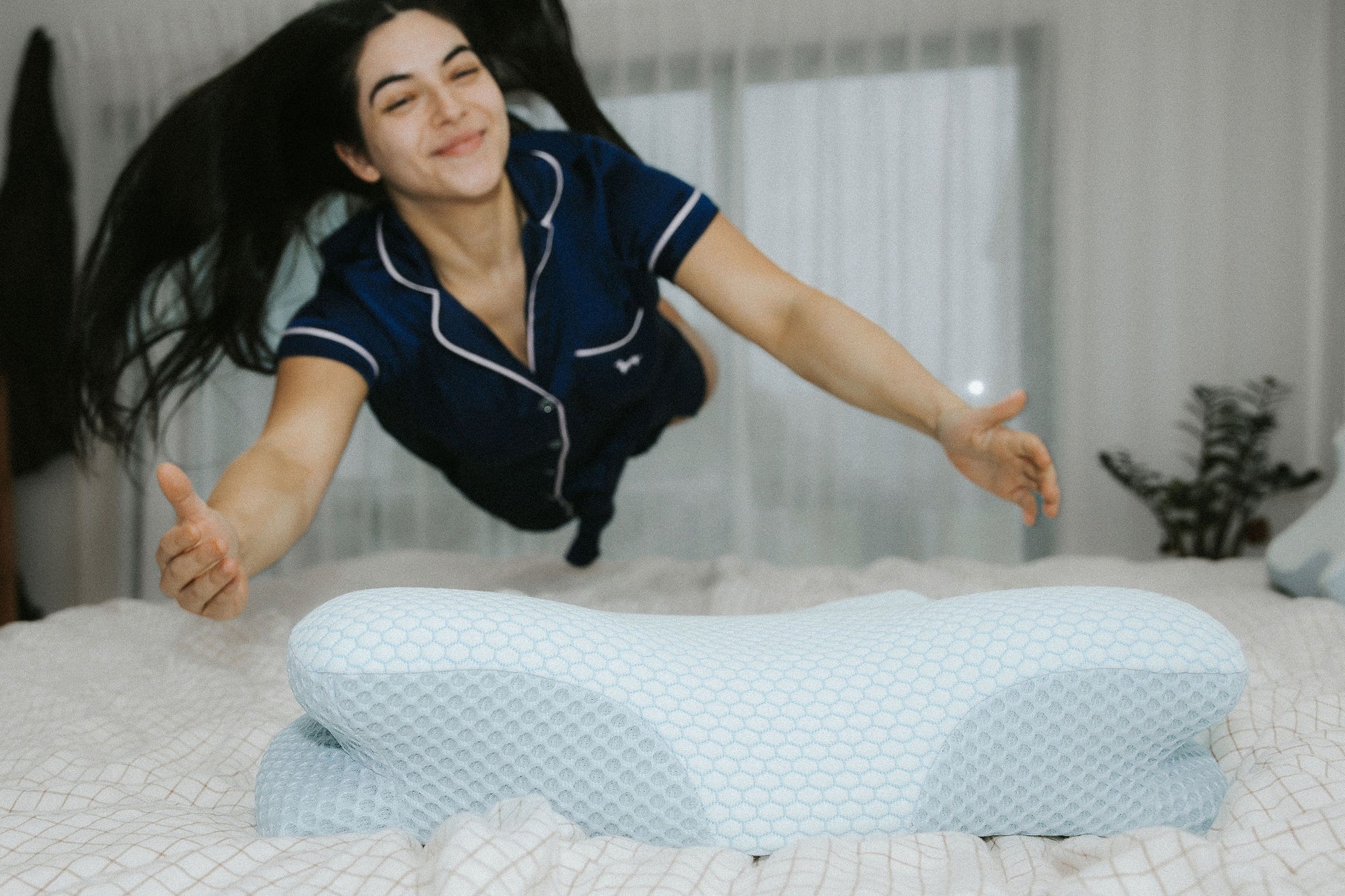 Official Dream Sleep ergonomic posture pillow. Orthopaedic Design for proper spinal alignment and superior neck support for a better night's sleep.