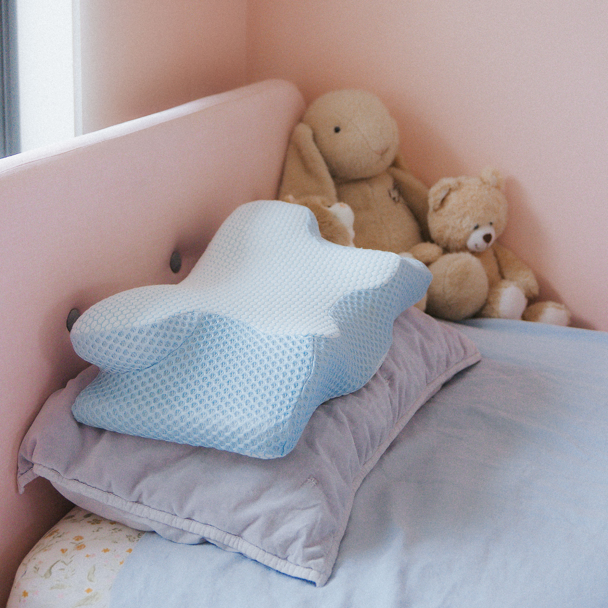 Ergonomic Dream Sleep posture pillow suitable for children's comfort and spinal alignment.
