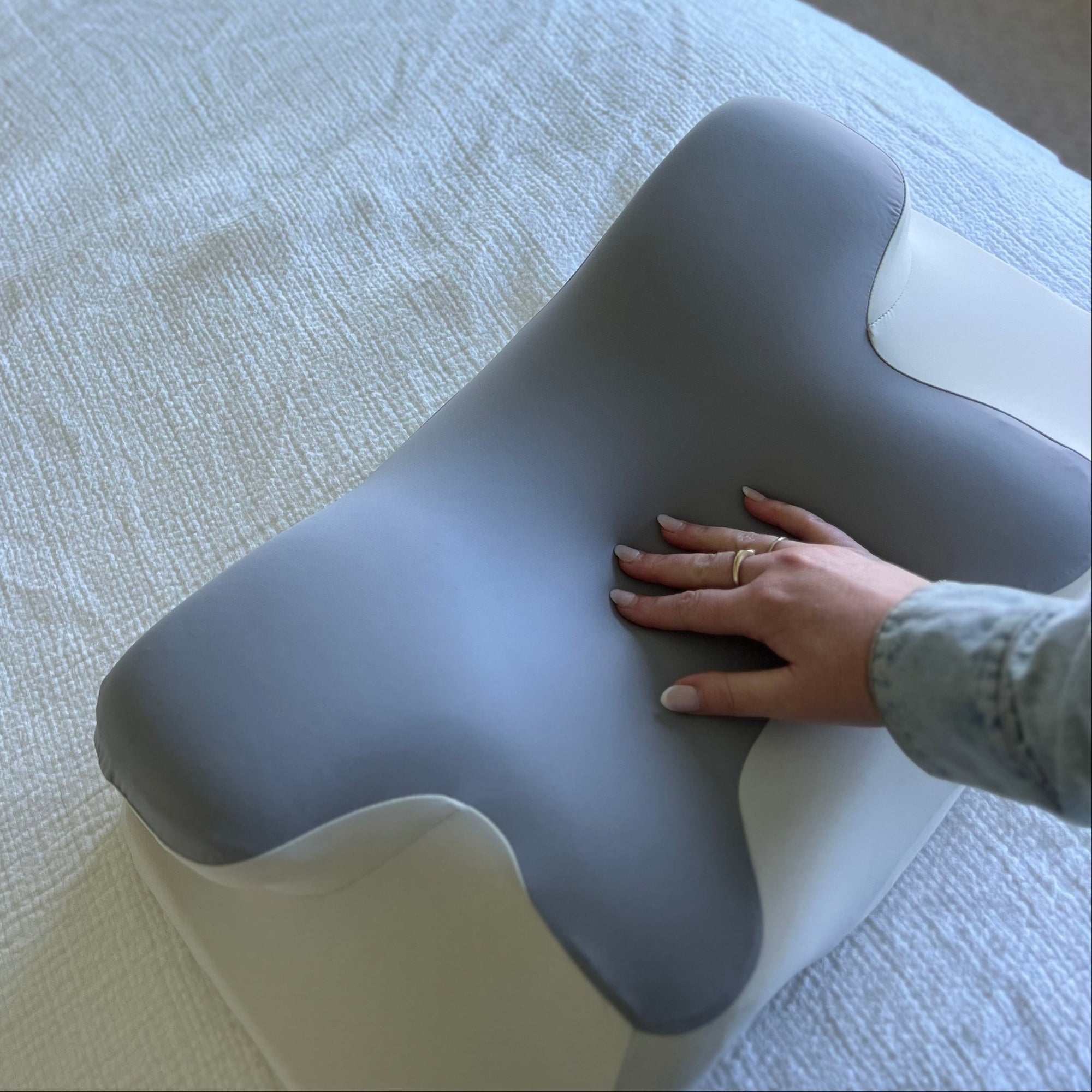 An ergonomic Dream Sleep contour pillow with a cool-touch cover, built to provide pressure point relief and heat dissipation for hot sleepers.