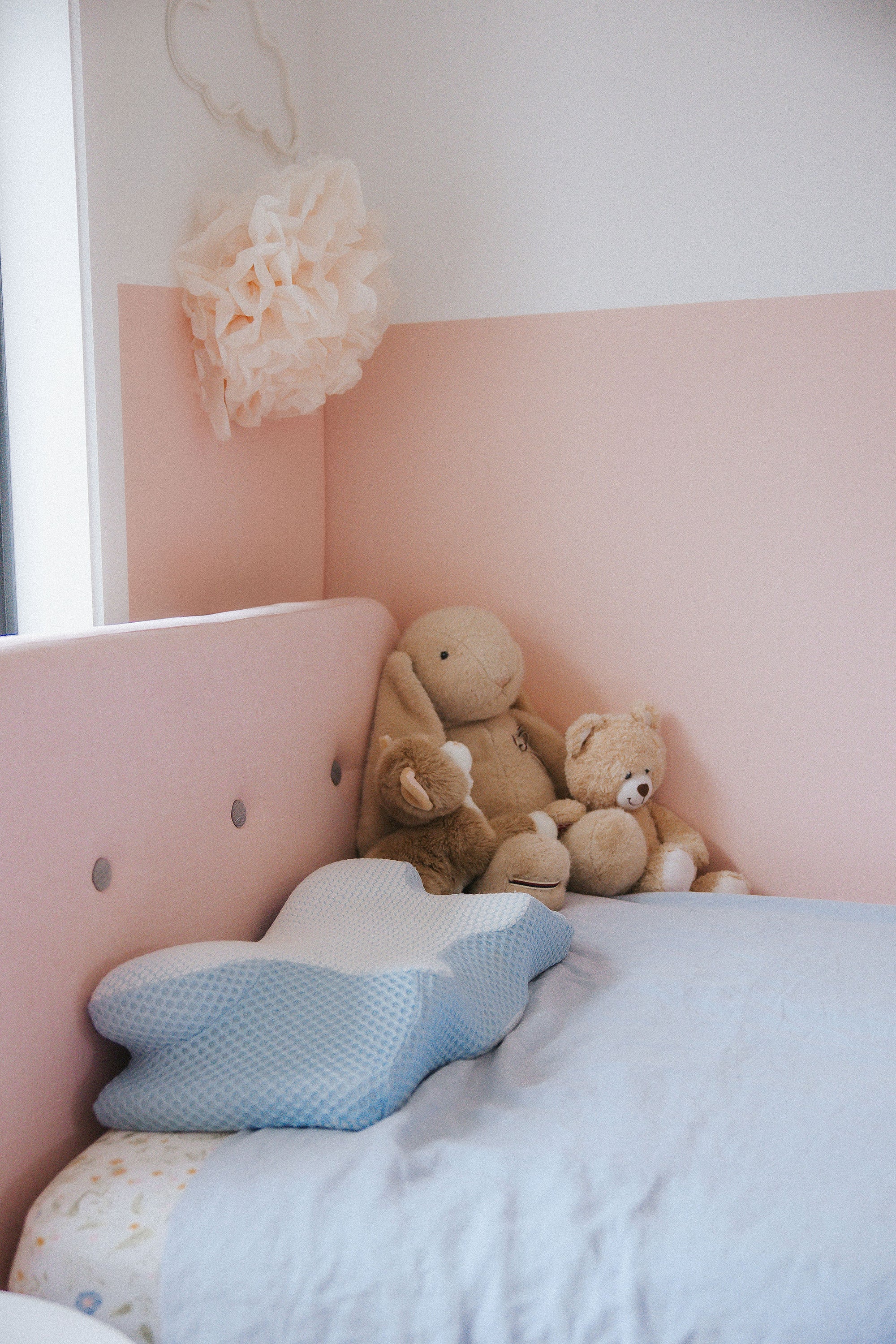 High-quality image of the Dream Sleep Alpine Blue child ergonomic support pillow. Designed for smaller frames, this premium posture pillow helps children maintain proper cervical spine health and comfortable sleep posture every single night.