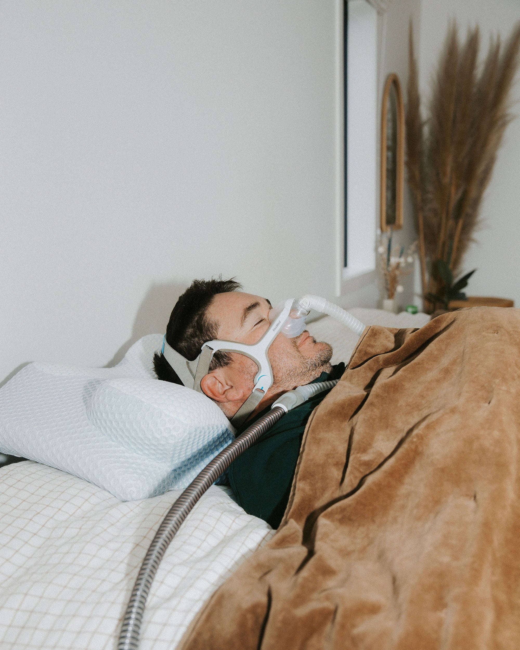 Close-up of the Dream Sleep Alpine Blue CPAP-friendly posture pillow. This ergonomic memory foam pillow features a specialised cut-out design for mask clearance, providing consistent neck support for CPAP users in New Zealand.