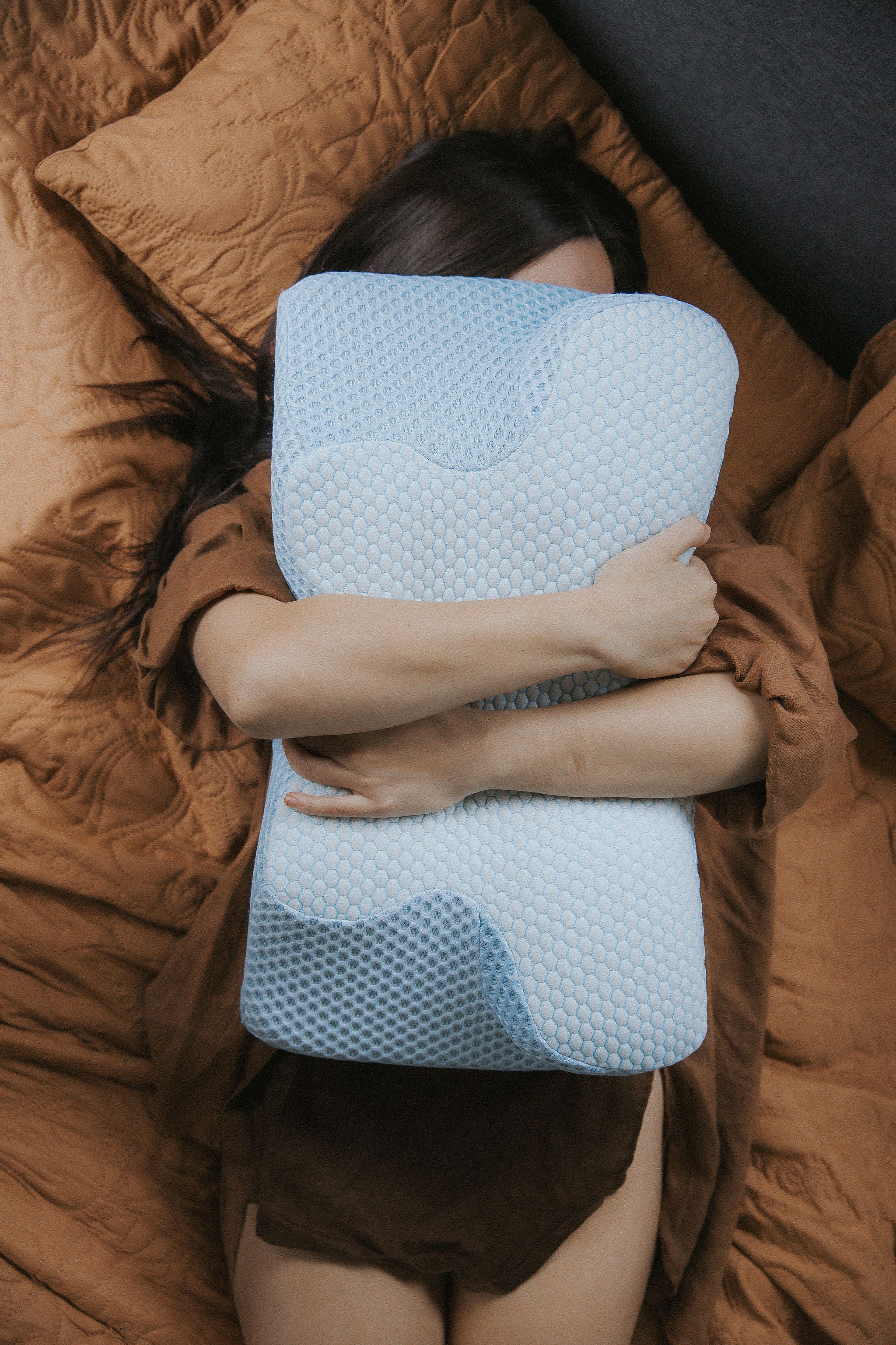 Dream Sleep Posture Pillow Official showing the ergonomic contoured shape for neck support and side sleeper comfort. This NZ-designed memory foam pillow helps with morning stiffness and head alignment for a better night's rest in New Zealand and Australia.