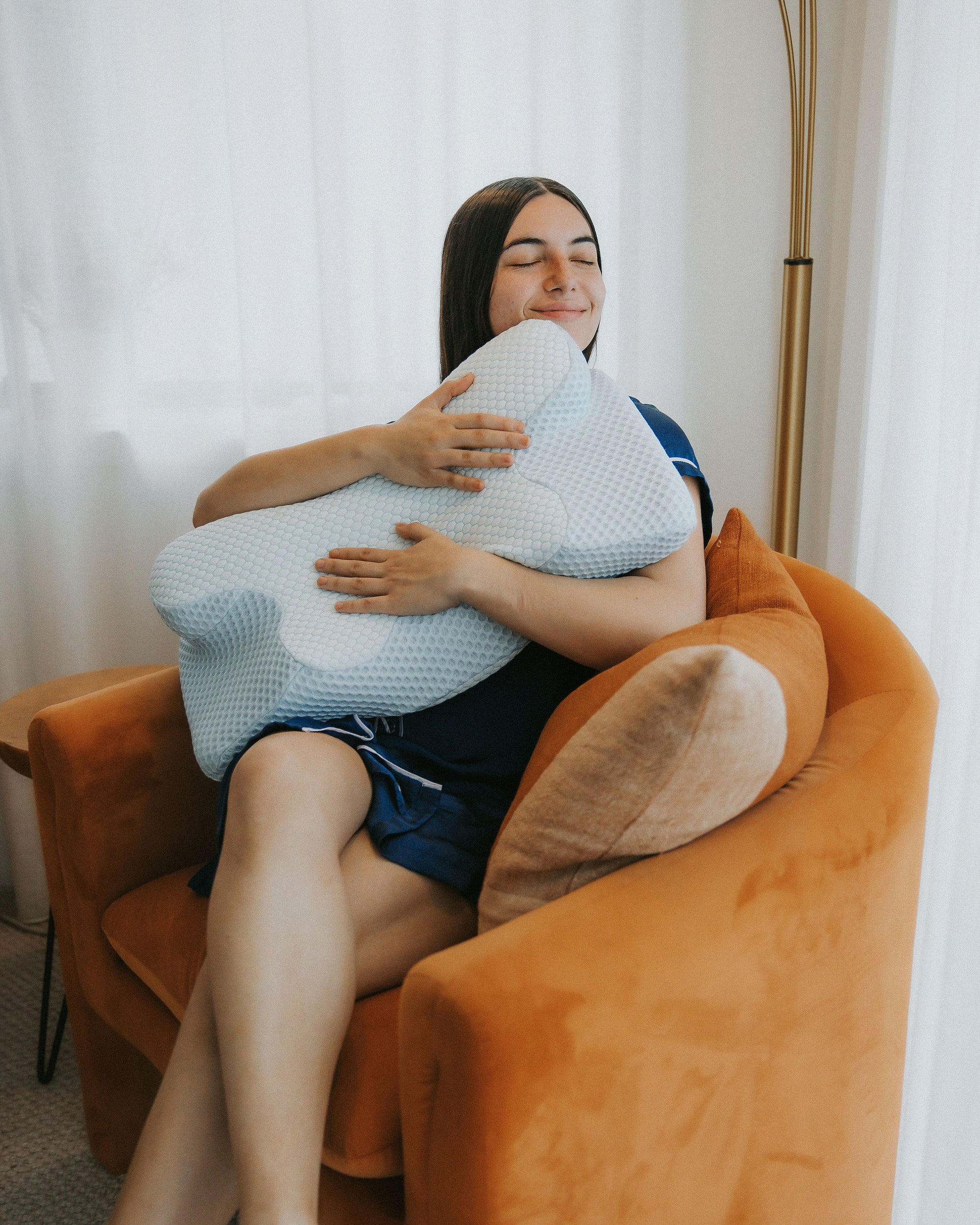 Orthopaedic ergonomic support pillow for effective neck pain relief, designed in NZ to provide superior spinal alignment and head support.